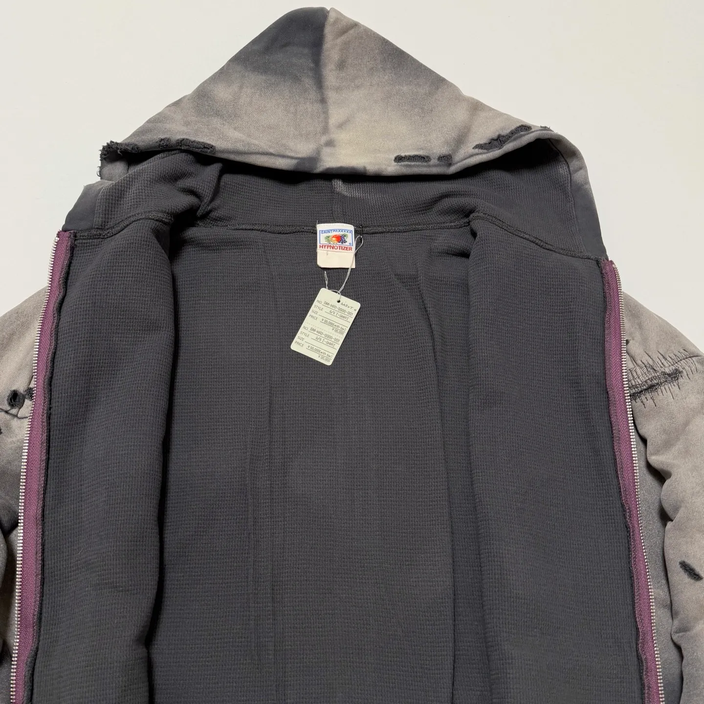 SAINT Mxxxxxx DBL FACE ZIP UP HOODIE/CHARCOAL Double-layer destroyed waffle zipper jacket, washed black S-XL, a style that has been used in the summer. After continuous fine polishing, it has finally been shipped. The finished product is simply a work of art. Super heavy washing to make the weather look old. Multiple water fades. Excessive manual wormhole damage processing. Deconstruction and reorganization embroidery technology. Custom-made zipper with LOGO. The color details of the zipper webbing are also correct. Original grade fruit main label and wash water label. Top purchasing grade. A layer of waffle fabric is added to the inner lining to make the overall texture stronger and increase the comfort and warmth of the wearer.